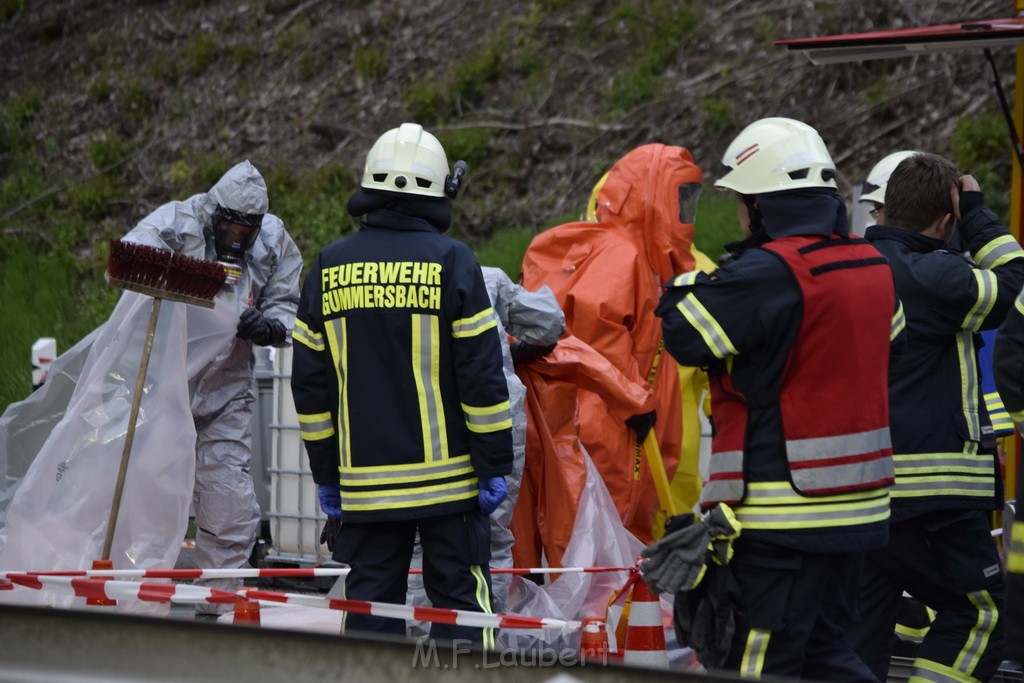 VU Gefahrgut LKW umgestuerzt A 4 Rich Koeln Hoehe AS Gummersbach P179.JPG - Miklos Laubert